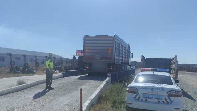 Edirne'de taşıma sınırını aşan kamyon sürücülerine 110 bin 225 lira ceza