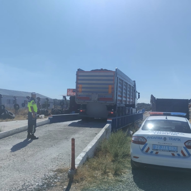 Edirne'de taşıma sınırını aşan kamyon sürücülerine 110 bin 225 lira ceza