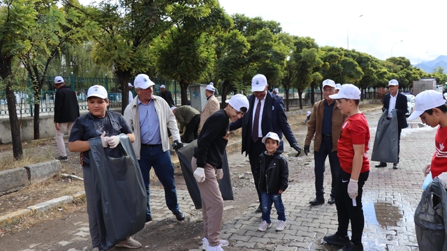 Dünya Temizlik Günü'nde sokaklardaki izmaritleri ve çöpleri topladılar