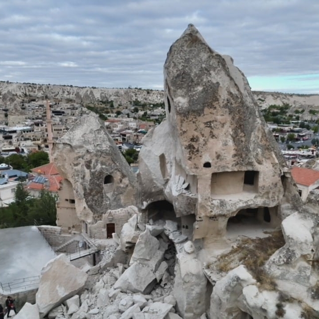 Kapadokya'da peribacasının bir kısmı yıkıldı