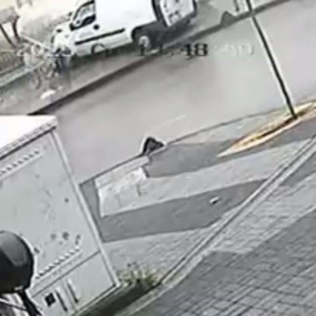 Hafif ticari aracın otobüs durağına çarptığı kaza kamerada