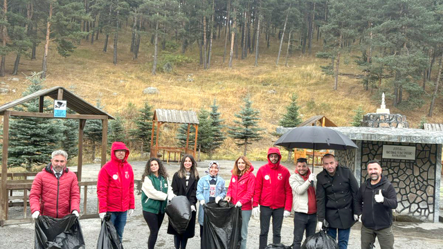 Iğdır ve Kars'ta gençler çevre farkındalığı oluşturmak için ormandaki çöpleri topladı