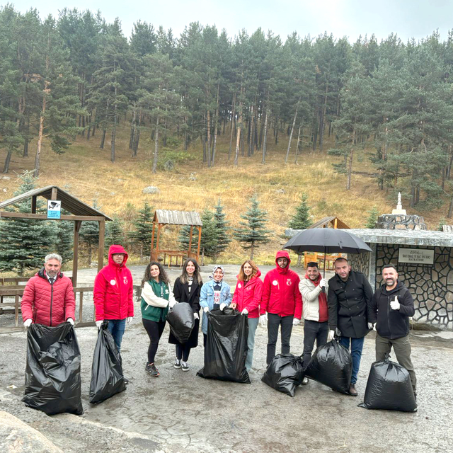 Iğdır ve Kars'ta gençler çevre farkındalığı oluşturmak için ormandaki çöple...