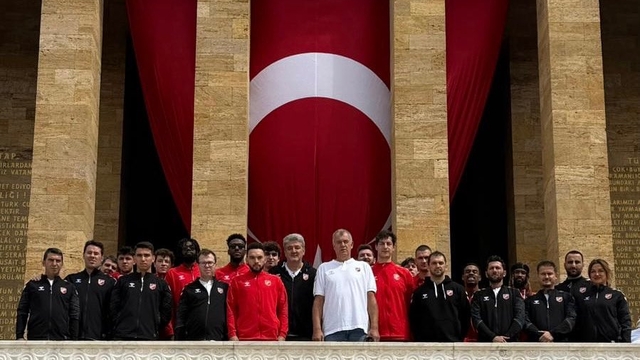 Karşıyakalı basketbolculardan anlamlı ziyaret