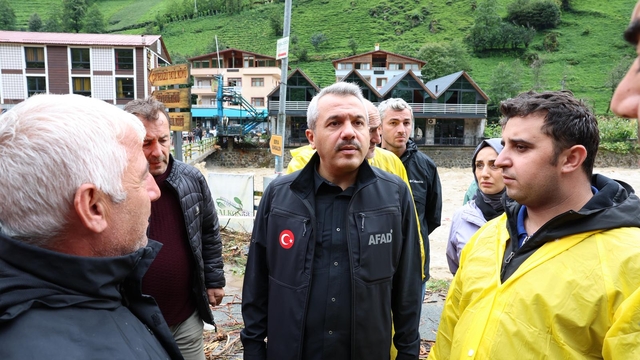 Rize'de yağış, sel ve heyelana neden oldu, vali incelemelerde bulundu (4)