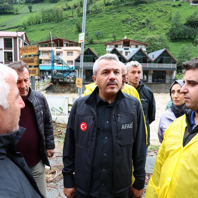 Rize'de yağış, sel ve heyelana neden oldu, vali incelemelerde bulundu (4)
