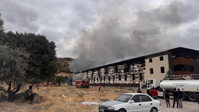 Kayseri'de mobilya fabrikasında çıkan yangına müdahale ediliyor