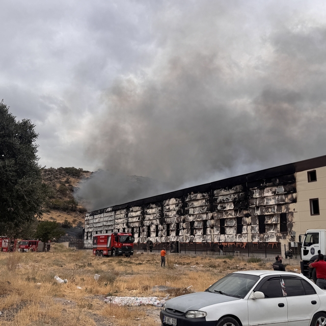 Kayseri'de mobilya fabrikasında çıkan yangına müdahale ediliyor