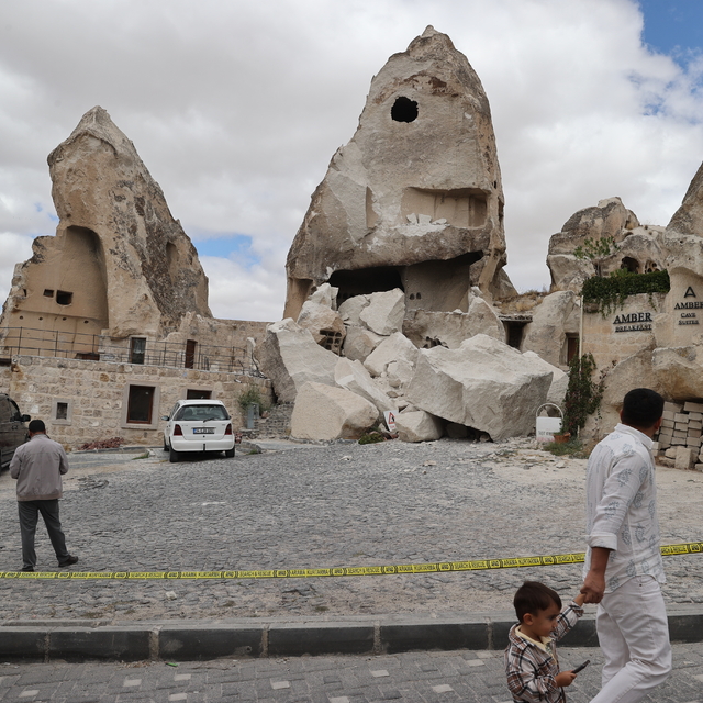 Nevşehir'de peribacasının bir bölümü çöktü