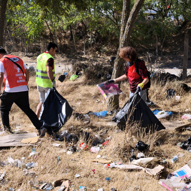 Dünya Temizlik Günü'nde 3 saatte 100 torba atık topladılar