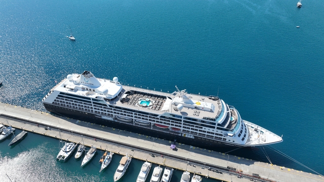 "Azamara Pursuit" kruvaziyeri 680 yolcusuyla Marmaris'e geldi