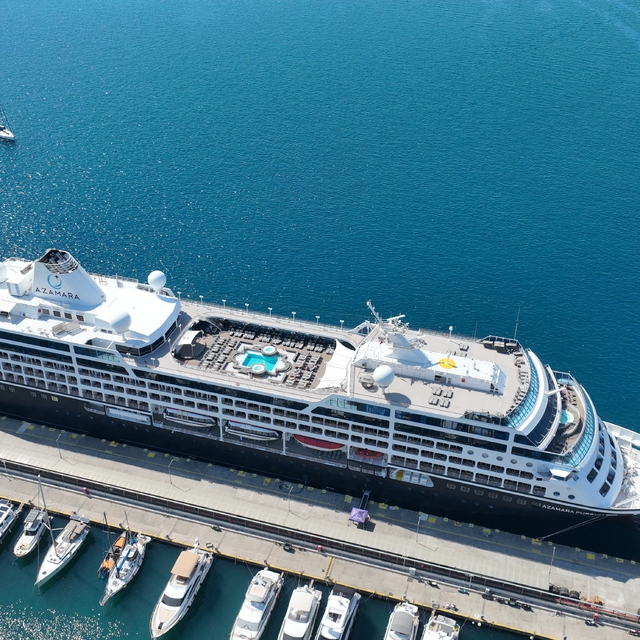 "Azamara Pursuit" kruvaziyeri 680 yolcusuyla Marmaris'e geldi