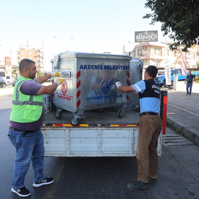 Mersin'de alınan çöp konteynerleri belirlenen noktalara yerleştiriliyor