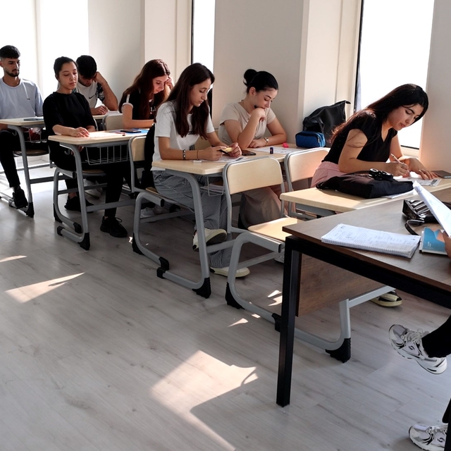 Mersin'in Akdeniz ilçesinde üniversiteye hazırlanan öğrencilere kurs verili...