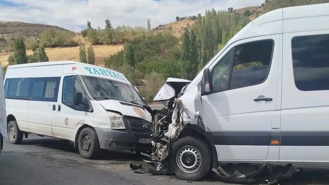 Minibüsler çarpıştı; 13 yaralı