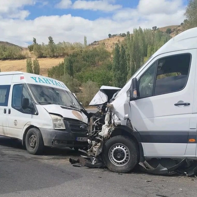 Minibüsler çarpıştı; 13 yaralı