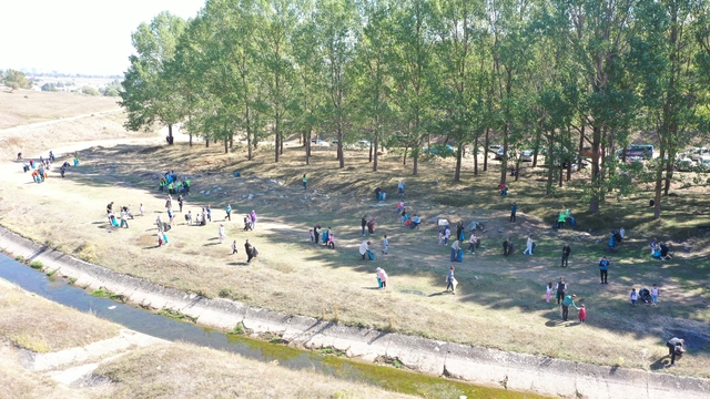 Bolu'da gönüllüler çevre temizliğine dikkati çekmek için atık topladı