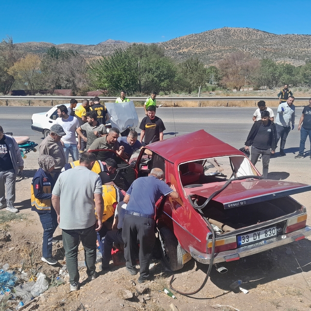 Adıyaman'da çarpışan iki otomobilin sürücüsü yaralandı