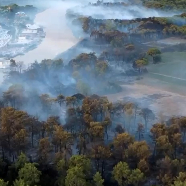 Yangının boyutu gündüz ortaya çıktı, bölgeyi yoğun duman kapladı
