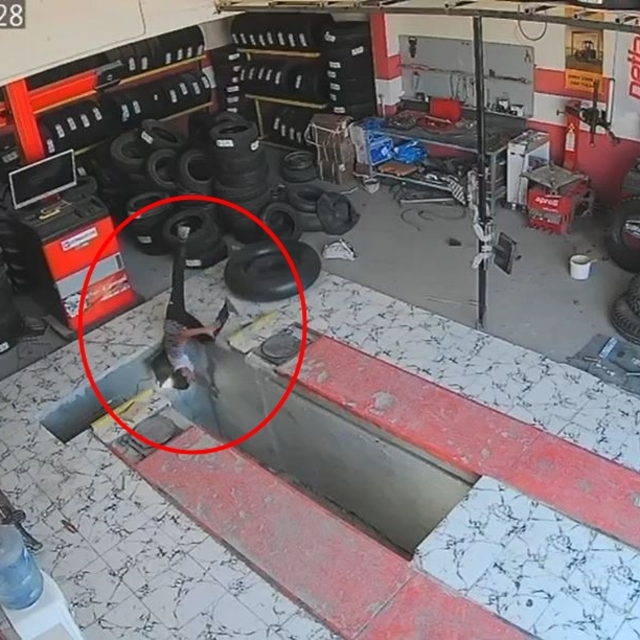Oto lastikçide çalışan çırağın tamir çukuruna düştüğü anlar kamerada