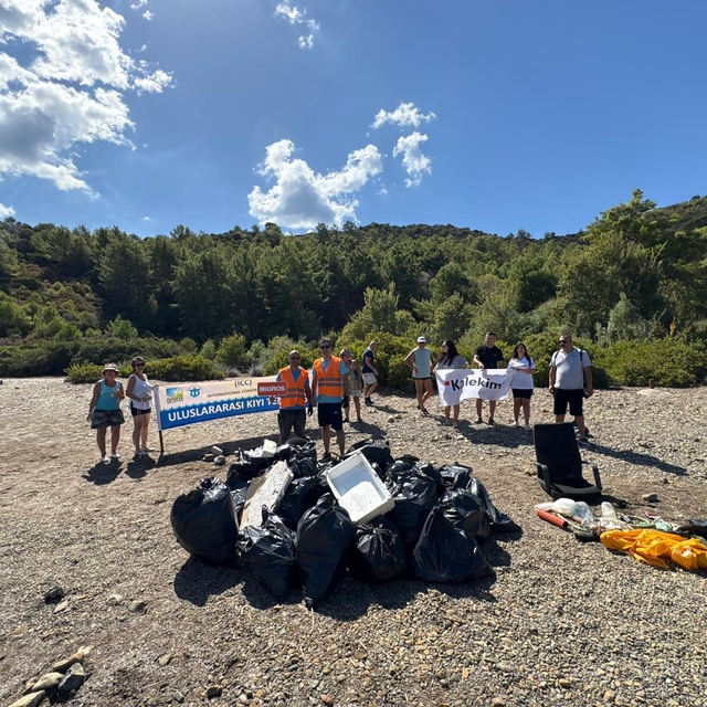 Fethiye'deki adada çevre temizliği yapıldı