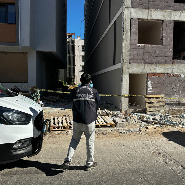 Uşak'ta apartmanın dördüncü katından düşten kişi öldü