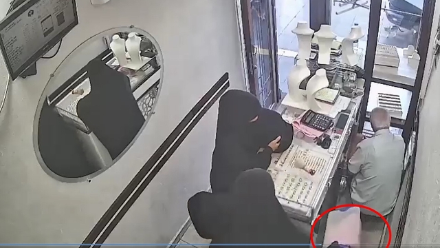 Kuyumcunun dikkatini dağıtıp, 2,5 kilogram altın çaldılar