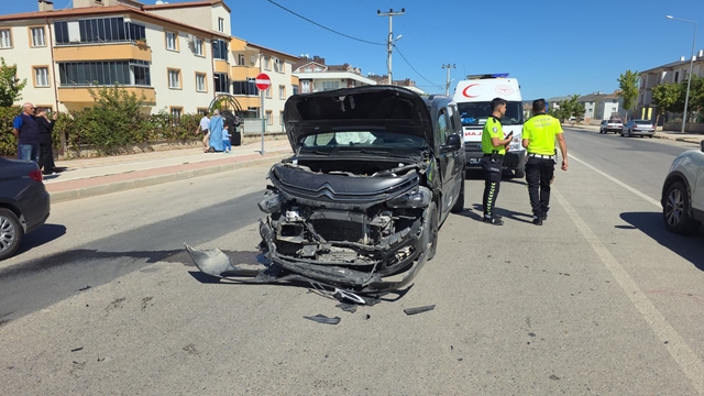 Bursa'da otomobille hafif ticari aracın çarpıştığı kazada 4 kişi yaralandı