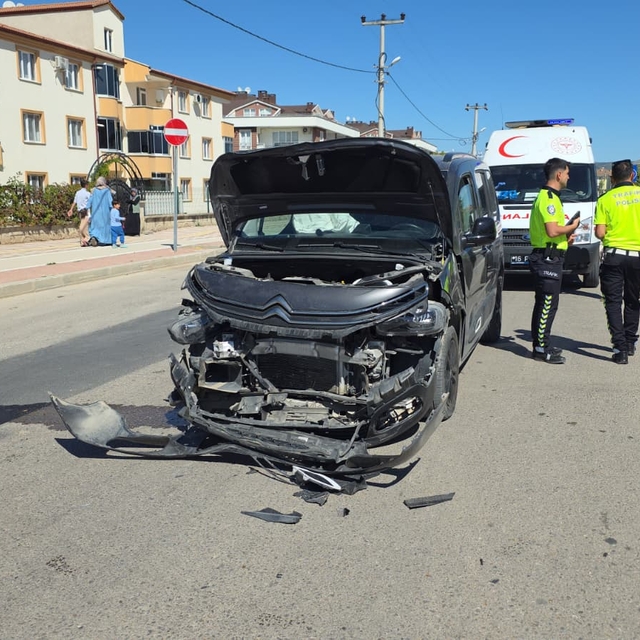 Bursa'da otomobille hafif ticari aracın çarpıştığı kazada 4 kişi yaralandı