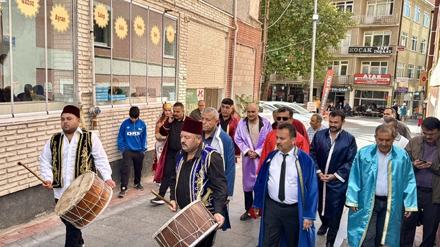 Kırşehir'de esnaf davul zurnayla Ahilik Haftası etkinliklerine davet edildi