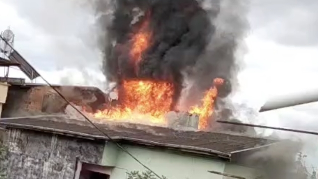 Samsun'da bir evin çatısında çıkan yangın hasara neden oldu