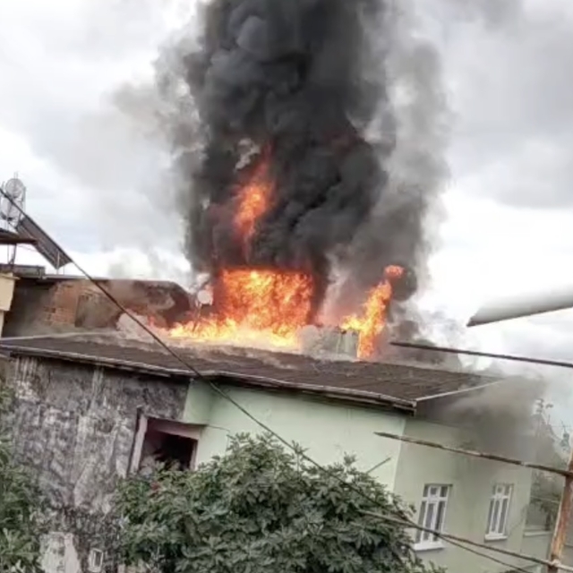 Samsun'da bir evin çatısında çıkan yangın hasara neden oldu