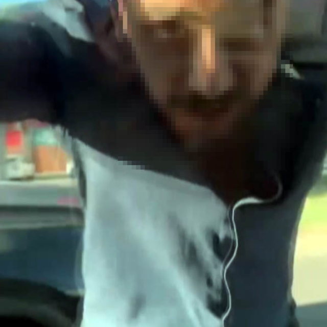 Trafikte tartıştığı sürücünün otomobilinin camını kırdı