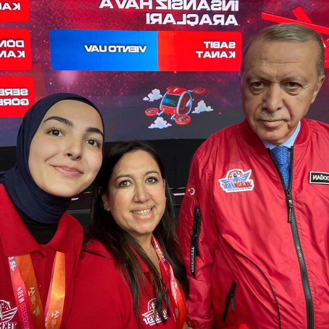 Liseli öğrenciler ödüllerini Cumhurbaşkanı Erdoğan'dan aldı