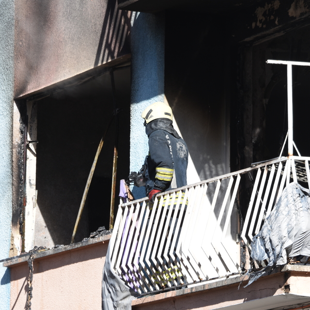 Konya'da 5 katlı binada yangın; 7'si çocuk 13 kişi dumandan etkilendi