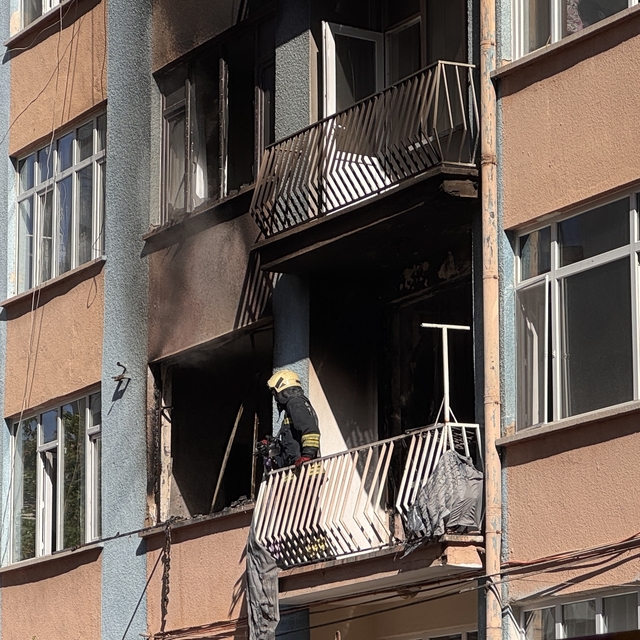 Konya'da apartmanda çıkan yangında 13 kişi dumandan etkilendi