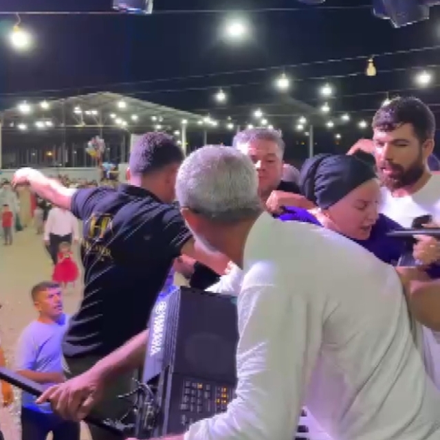 Düğünde, karşısında şarkı söylemeyi reddeden şarkıcıya saldırdı