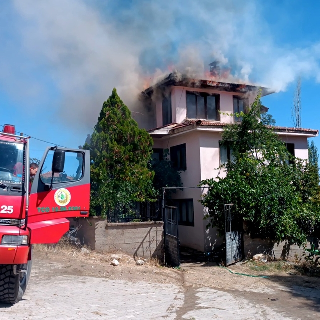 Kütahya'da evde gözleme yapılırken çıkan yangın söndürüldü