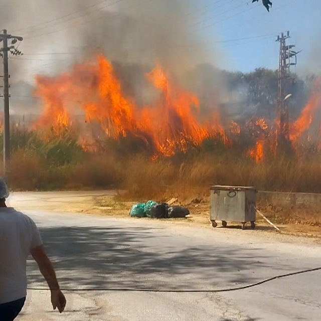 Sazlık yangınına hortum ve yangın tüpleriyle müdahale ettiler