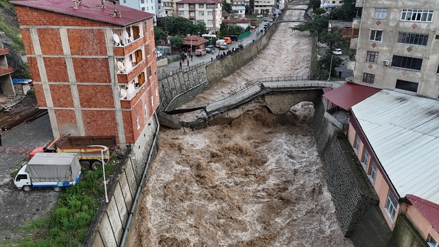 Artvin Borçka'da tarihi kesmetaş köprü yoğun yağış nedeniyle çöktü