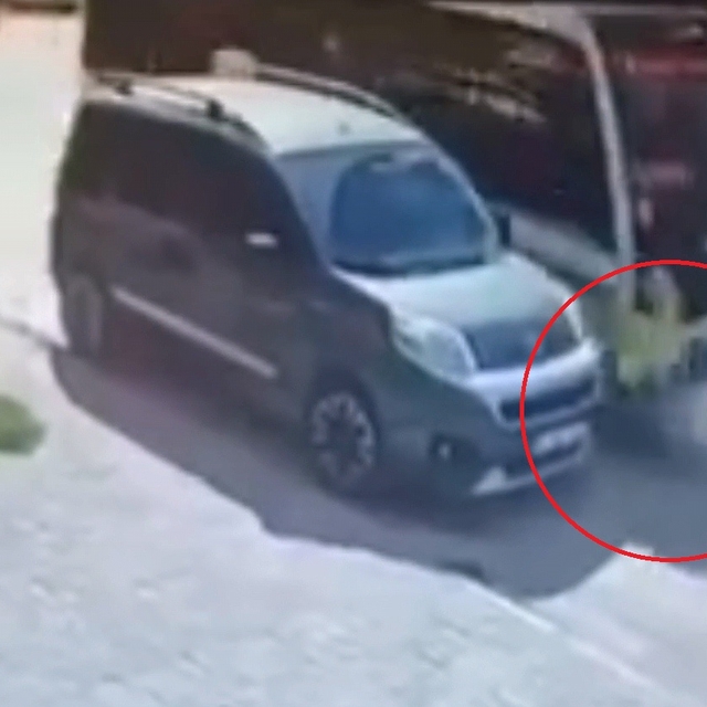 Aracına binerken minibüs çarpmıştı; kaza görüntüleri ortaya çıktı