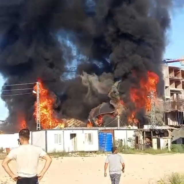 Hatay'da, işçilerin kaldığı konteynerlerdeki yangın söndürüldü