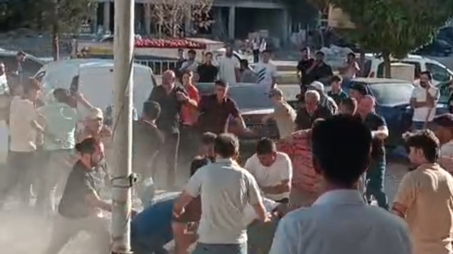 Batman'da iki grup arasında taş ve sopalı kavga kamerada
