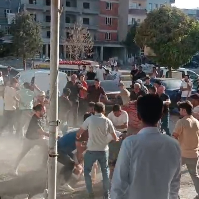 Batman'da iki grup arasında taş ve sopalı kavga kamerada