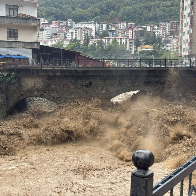 Artvin'de sağanak etkili oldu; dere taştı, köprü yıkıldı (3)