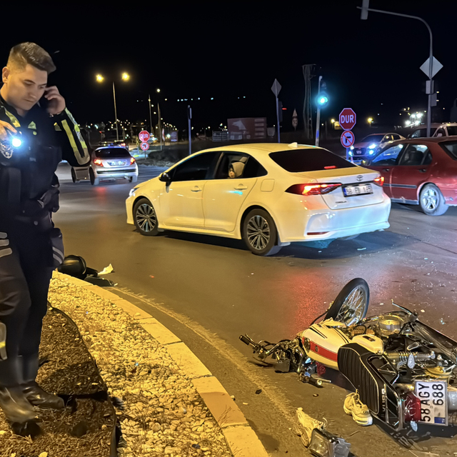 Sivas'ta otomobille çarpışan motosikletin sürücüsü ağır yaralandı