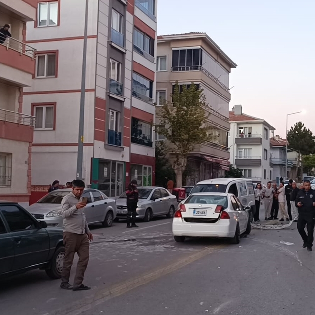 Çorum'da üç aracın çarpıştığı kazada 4 kişi yaralandı