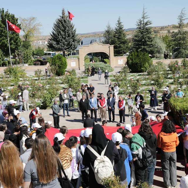 Kütahya'da öğrenciler vakıf hayır şartı kapsamında piknik yapıp şehitliği z...