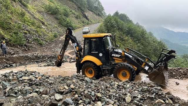 Trabzon'da şiddetli yağışlara karşı belediye ekipleri teyakkuzda
