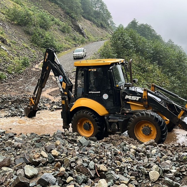 Trabzon'da şiddetli yağışlara karşı belediye ekipleri teyakkuzda